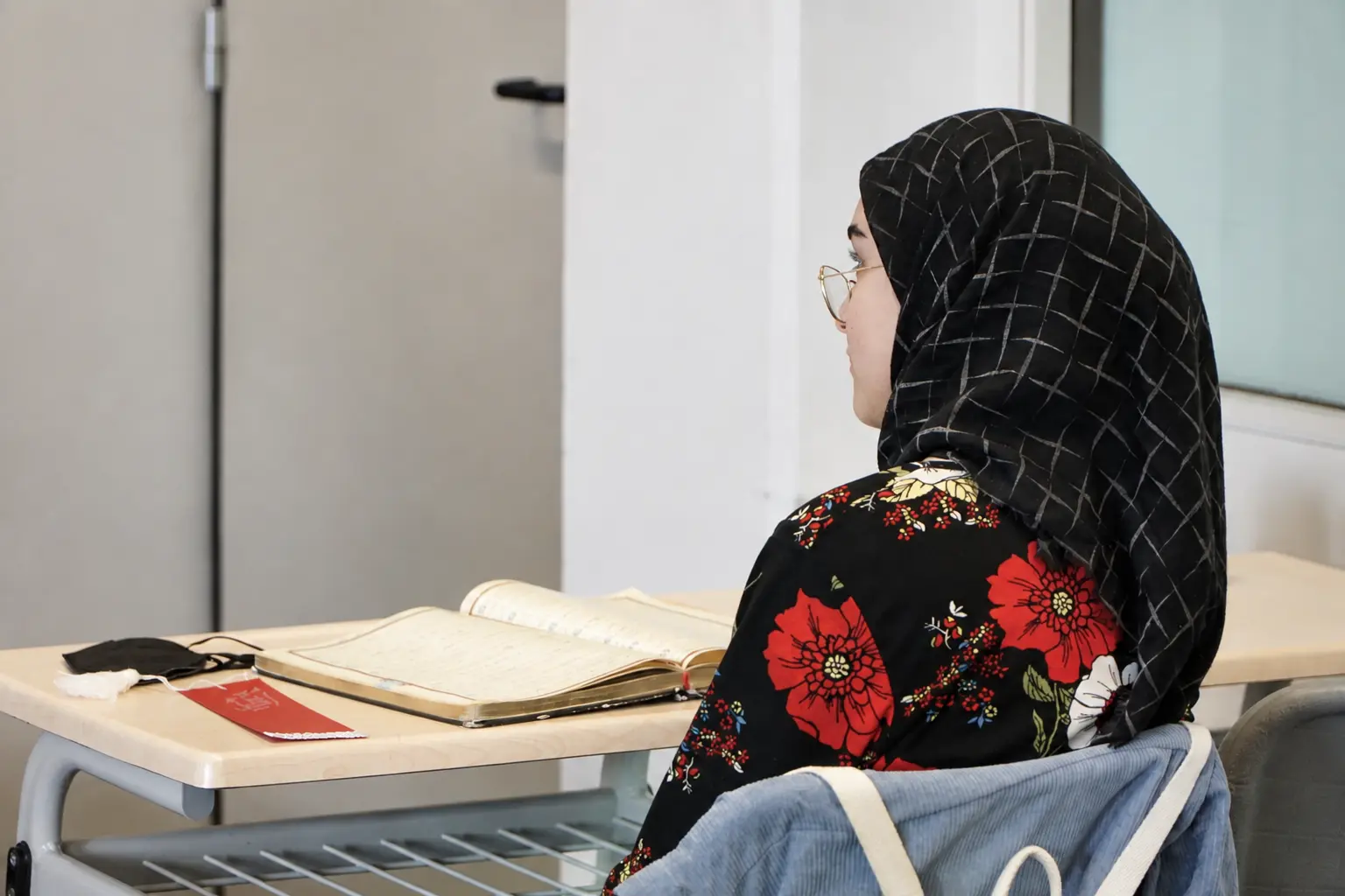 Mektep'te ders çalışan bir öğrenci